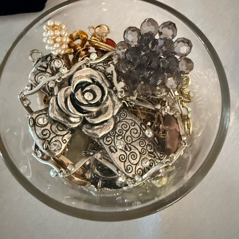 JEWELRY in jar all in excellent wearable condition
Brooch 
Necklace 
Rings - Picture 8 of 10